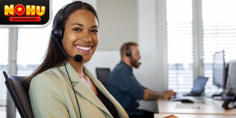 Liên hệ Hotline phù hợp với người chơi cần trao đổi trực tiếp bằng giọng nói